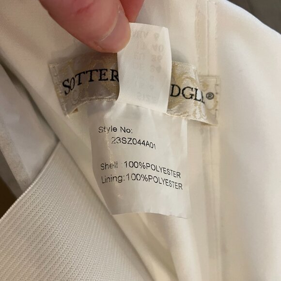 Wedding Dress - Maggie Sottero - Aspen Size 6 with veil - Picture 13 of 14